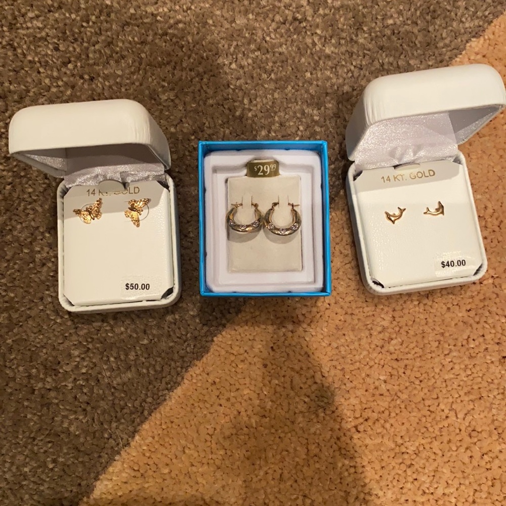 Various gold earrings